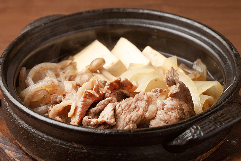 Exquisites Rindfleisch-Sukiyaki aus Motobu-Rindfleisch