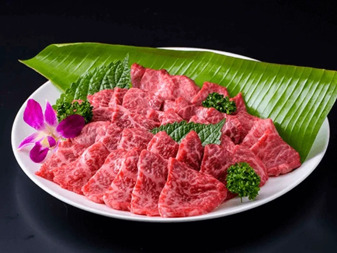 皿に盛り付けた【焼肉用】もとぶ牛カルビ