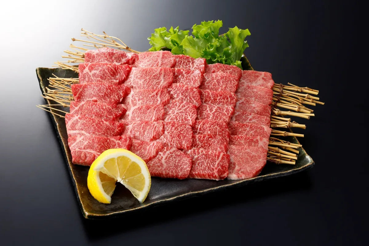 器に盛り付けた【焼肉用】もとぶ牛モモ
