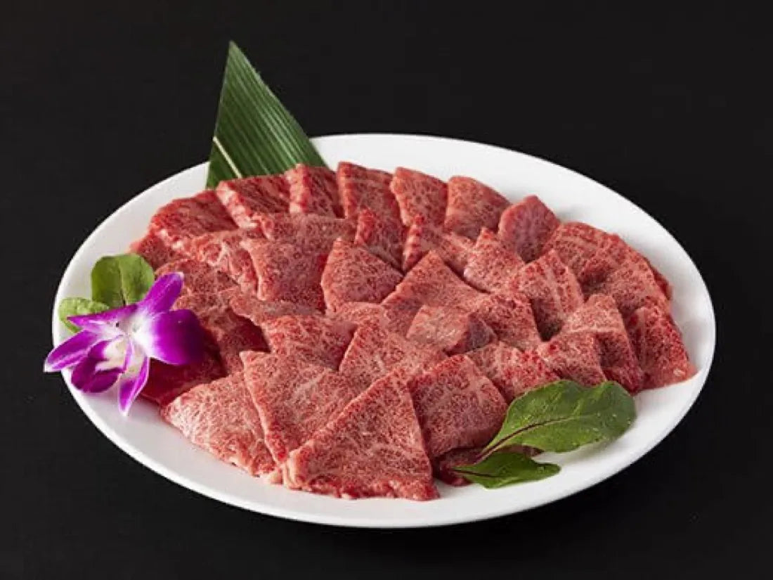 皿に盛り付けた【焼肉用】もとぶ牛特選クラシタ