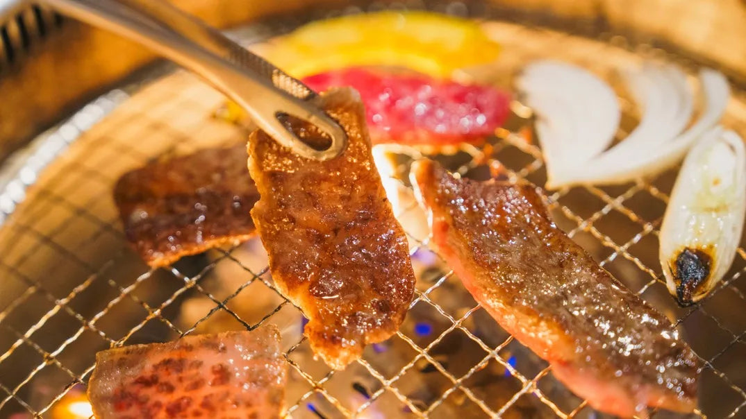 炭火の網の上で香ばしく焼き上げるもとぶ牛